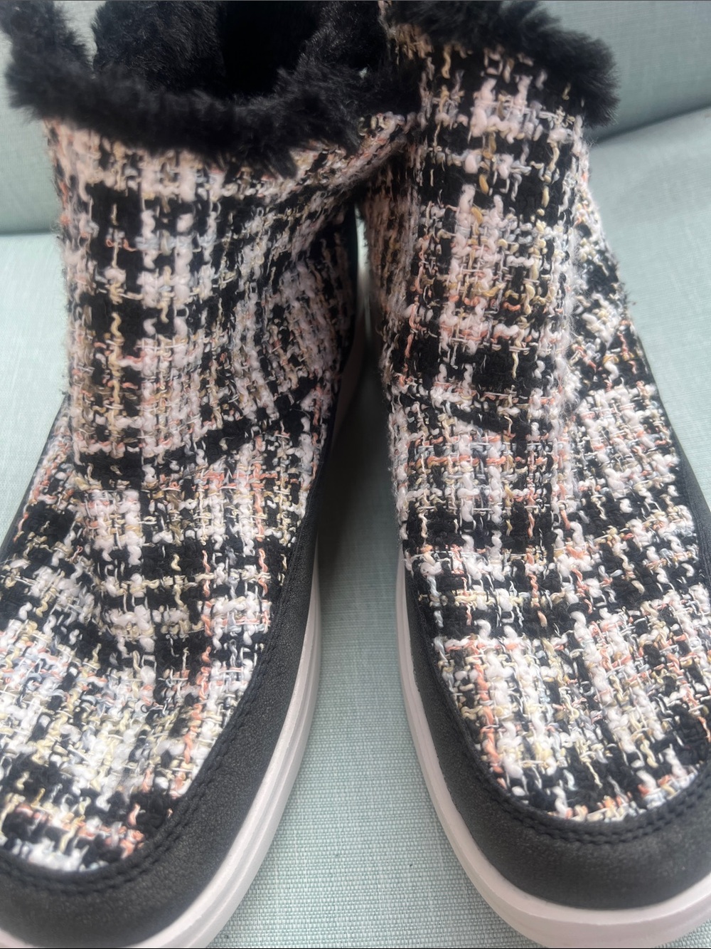 Like new 8/Euro 39 Hey Dude Women's Black Tweed Faux-Fur Winter Ankle Boot